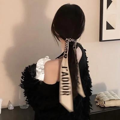 坐在酒吧里吃蛋糕